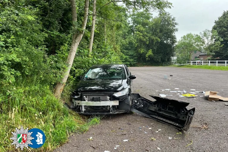 Duisburg - Autofahrer wirkt nach Unfall verwirrt