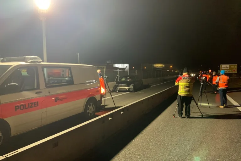 A4 Andelfingen ZH - Raser verursacht Verkehrsunfall