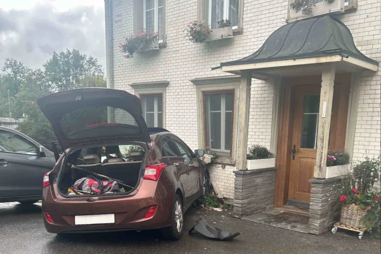 Urnäsch AR – Autolenker fährt in Hausfassade