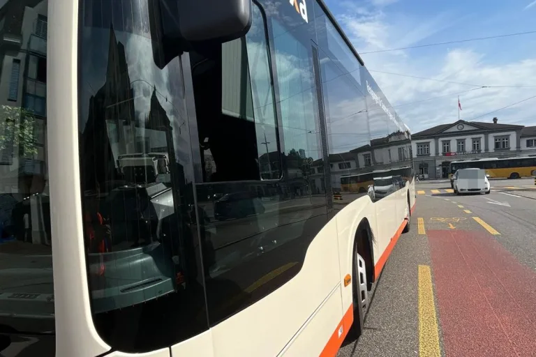Solothurn - Kollision zwischen Auto und Linienbus – Verursacher im BMW geflüchtet 
