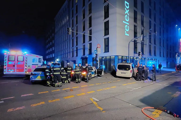 München BY – Unfall von Streifenwagen und Taxi