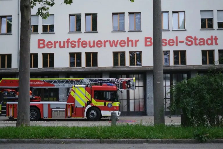 Basel – Brennender Weihnachtsbaum verursacht Brand