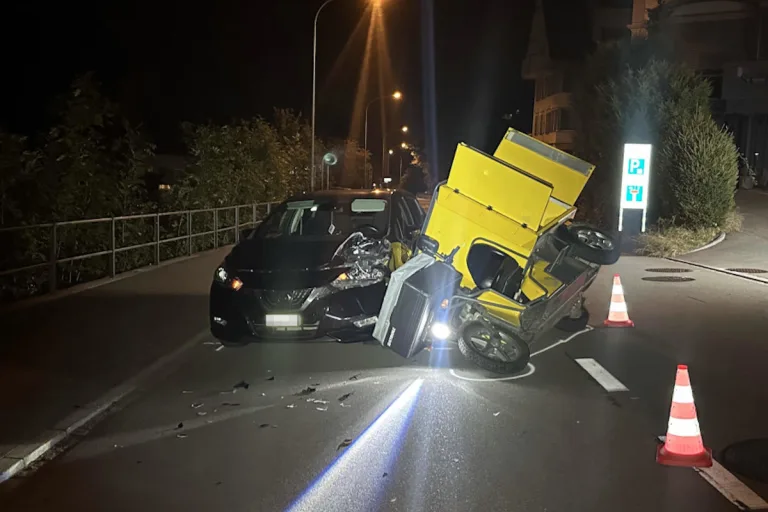 Stadt St.Gallen SG - Kleinmotorradfahrer kollidiert mit Auto
