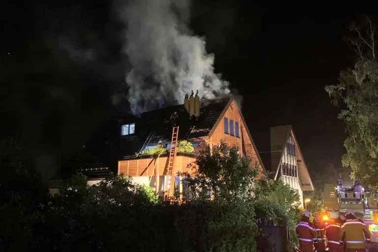 Wädenswil ZH - Erheblicher Sachschaden bei Dachstockbrand