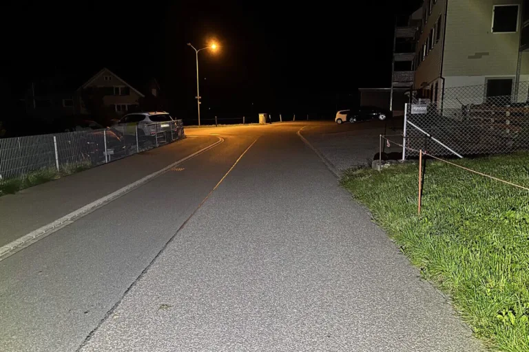Ebnat-Kappel SG – Rollerfahrer fährt Fussgängerin an und flüchtet