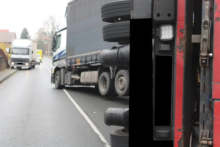 Bad Holzhausen –LKW-Anhänger stürzt um