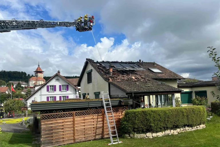Niedergösgen SO – Dach von Einfamilienhaus in Brand