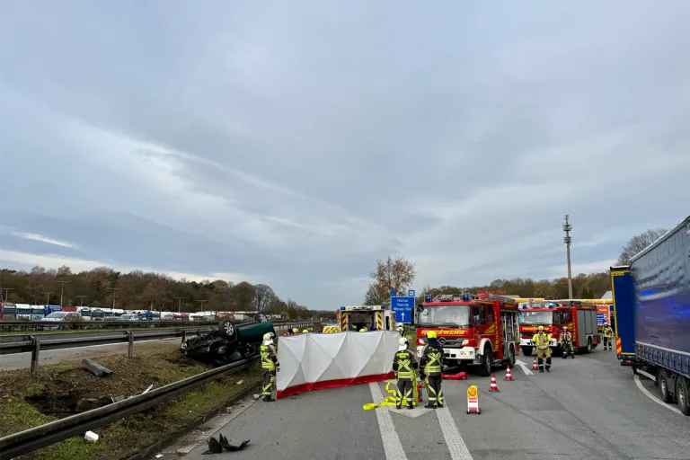 A3 Hünxe NW – Pkw überschlägt sich auf Rastplatz