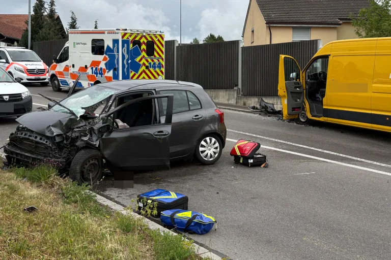 Berg TG – Frontale Kollision zwischen Auto und Lieferwagen