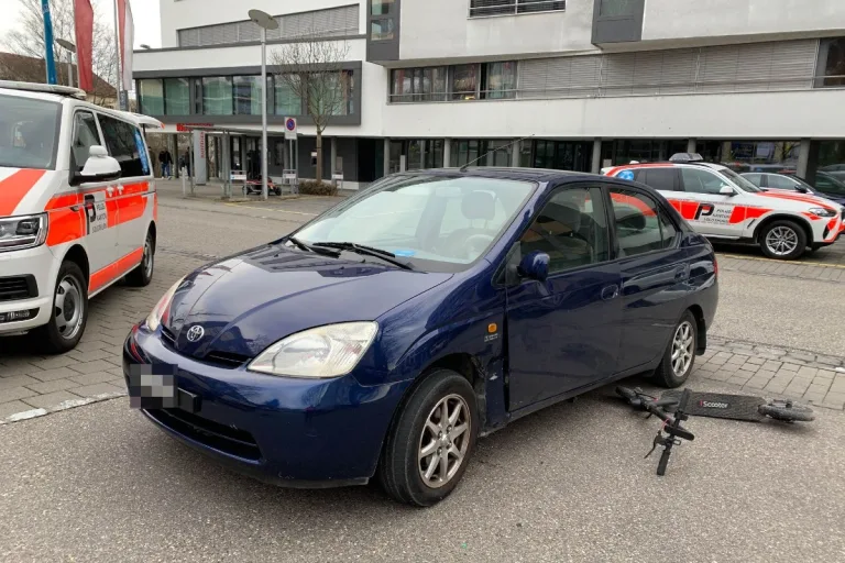 Grenchen SO - E-Trottinett-Lenker prallt in abbiegendes Auto und wird dabei erheblich verletzt