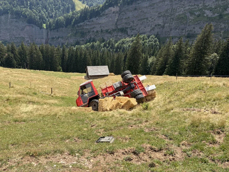 Ennetbühl SG – Mann bei Unfall aus Traktor geschleudert