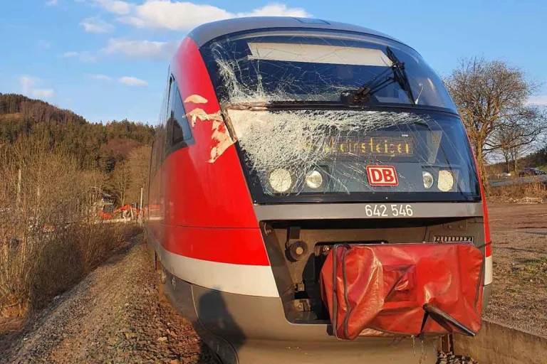 Willingen - Regionalbahn stößt mit Minibagger zusammen 