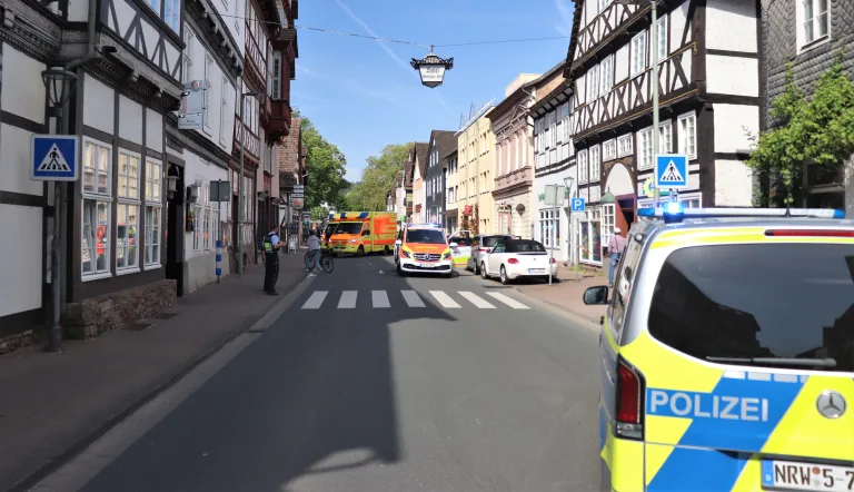 Unfall in Höxter – Fußgängerin auf Zebrastreifen von Auto erfasst