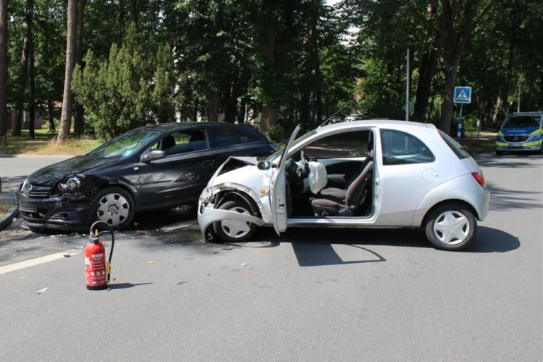 Espelkamp – Beim Abbiegen entgegenkommenden Wagen gerammt