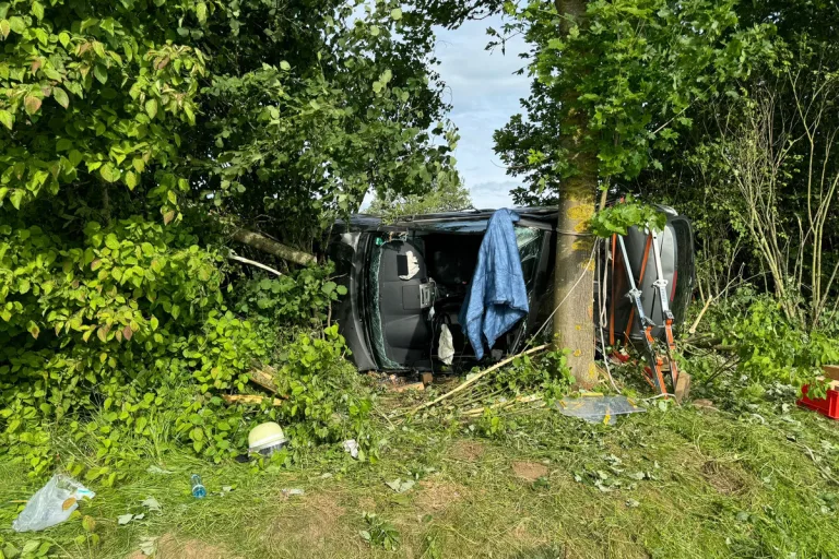 Borgentreich - Mann bei Unfall im Auto eingeklemmt