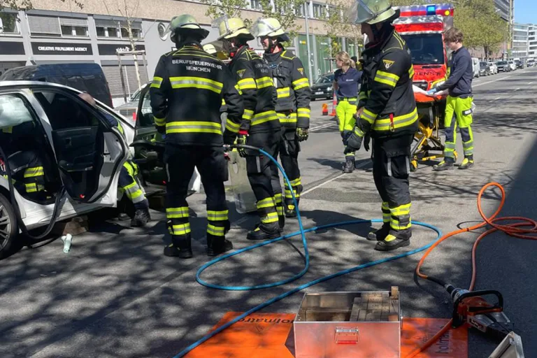 München – Autofahrerin nach Unfall aus Fahrzeug befreit