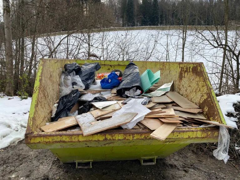 Menzingen ZG - Illegale Abfallentsorgung 