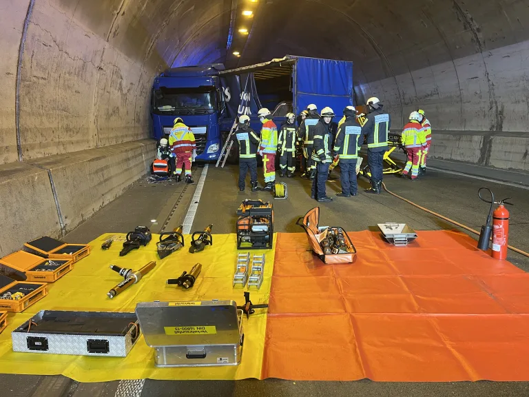 A448 Bochum – Verkehrsunfall mit einem LKW auf der Autobahn