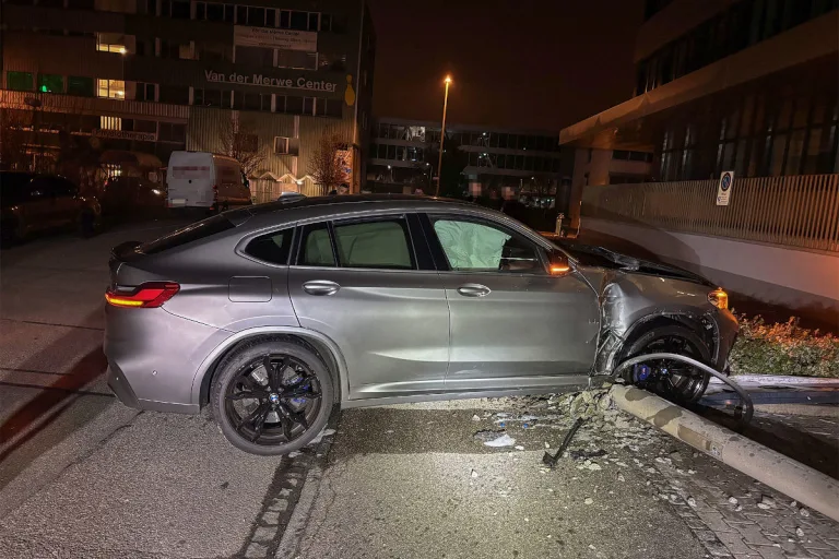 Allschwil BL – Autolenker verunfallt in einer Kurve  