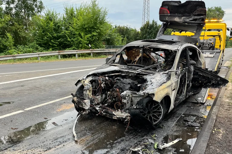 Mönchengladbach NW – Brand von Pkw nach technischem Defekt