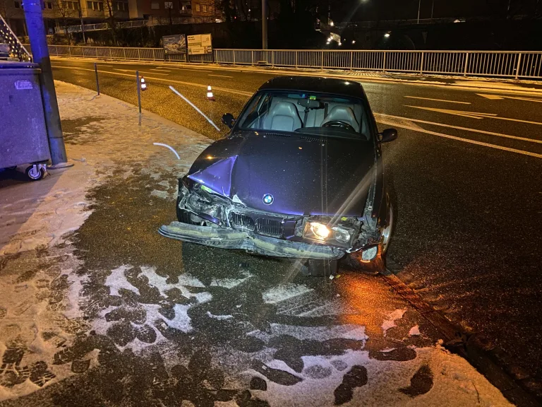 Baden AG – Heck ausgebrochen und in Hauseingang gekracht