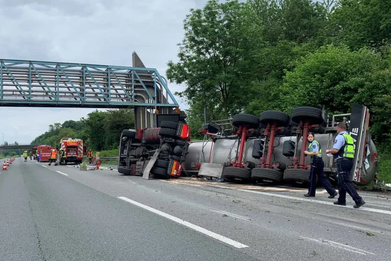 Gladbeck - LKW mit Gefahrstoffladung kippt auf der Autobahn!