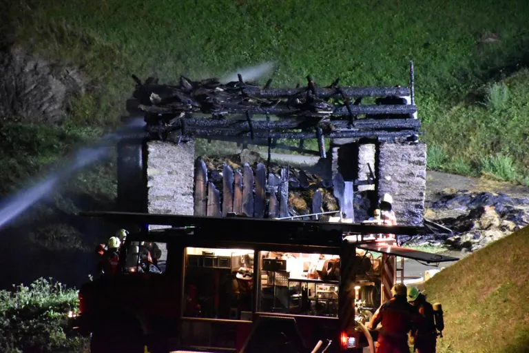 Vals GR – Grosser Sachschaden durch Stallbrand