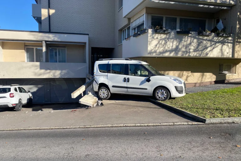 Oberwil bei Zug ZG – Auto rollt rückwärts in Mauer