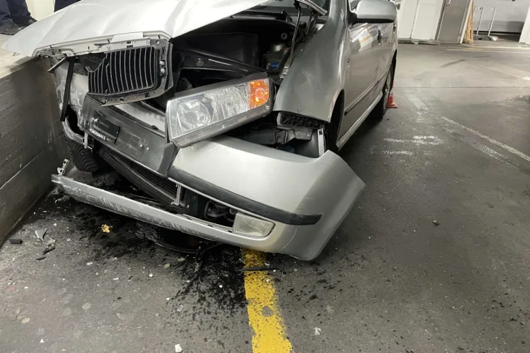 Aarau AG - Seniorin verliert Kontrolle über Skoda im Parkhaus