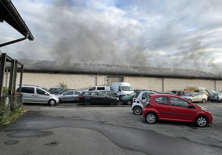 Schötz LU – Brandstiftung nach Feuer in Lagerhalle vermutet