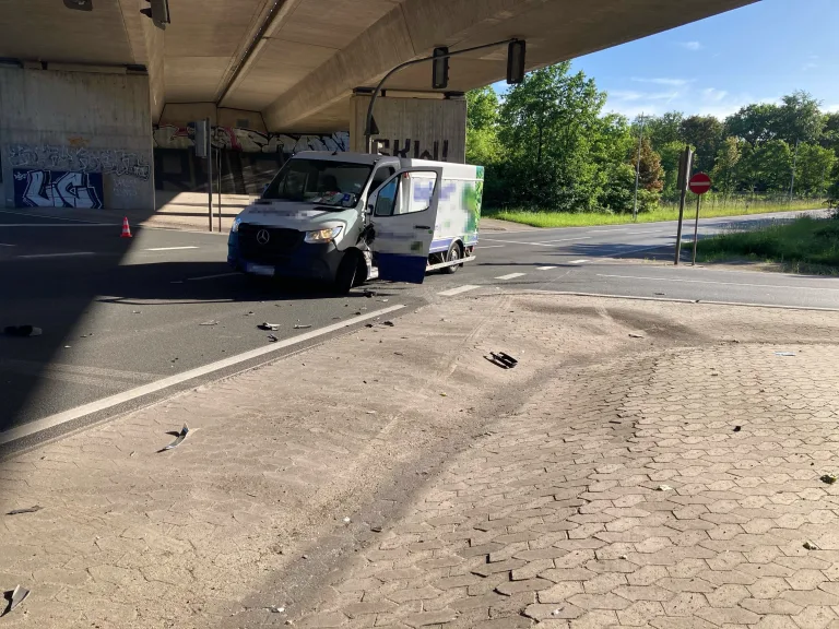 Bielefeld – Unfall beim Fahrstreifenwechsel mit Verletzten