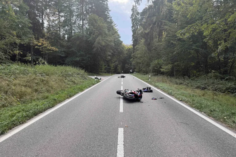 Glashütten AG – Zwei junge Töfffahrer bei Unfall schwer verletzt