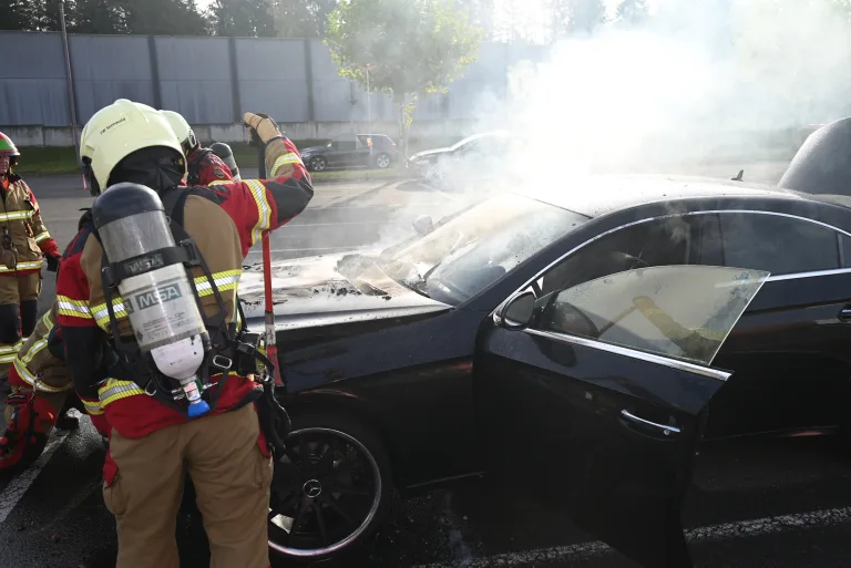 Haag SG – Auto auf Parkplatz in Brand geraten