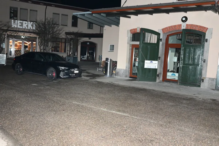 Unfall in Rapperswil-Jona SG – Lenker prallt gegen Tor