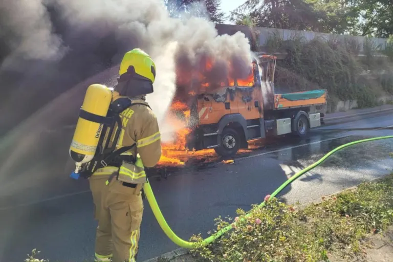 Ratingen – Städtischer LKW brannte komplett aus