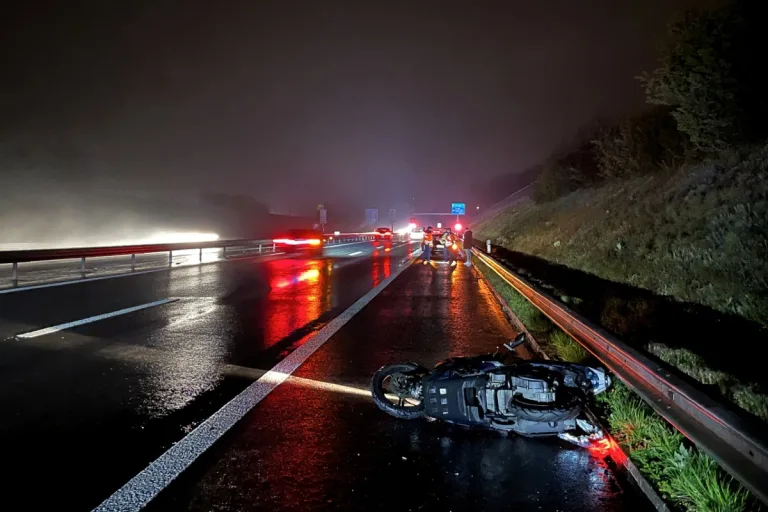 A3 bei Mülligen AG - Autofahrer fährt ungebremst auf Roller auf