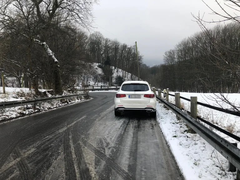 Hagen-Tücking – Unbekannter stellt Mercedes bei winterlichen Straßenverhältnissen im Kurvenbereich ab
