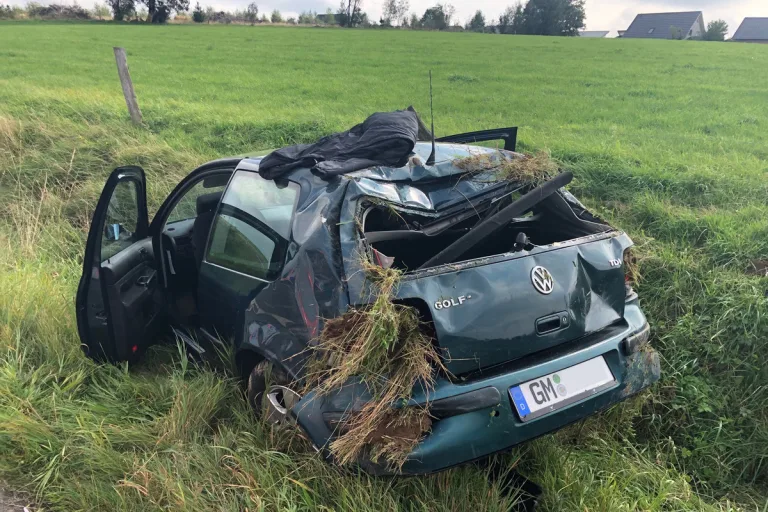 Marienheide NW - Bei Unfall in einen Straßengraben geraten
