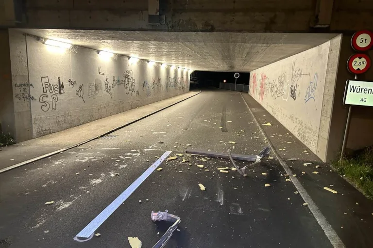 Killwangen AG - Mit dem Lieferwagen in einer Unterführung steckengeblieben 