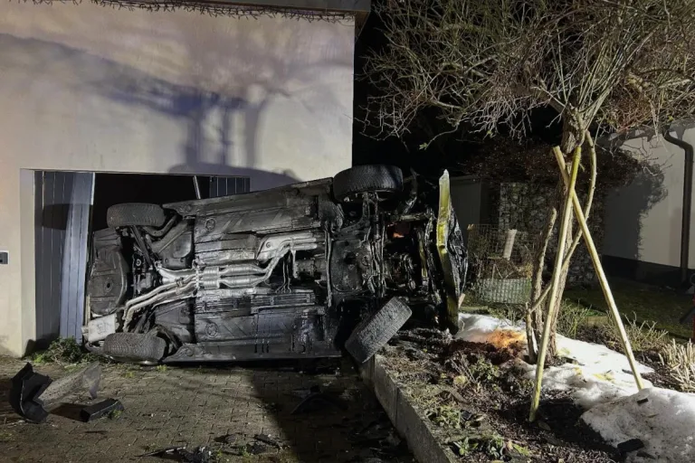 Unfall in Lustenau – Lenker prallt gegen Hauswand