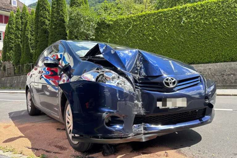 Unfall in Hätzingen GL – 93-Jähriger prallt mit Auto gegen Hausmauer