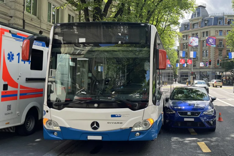 Unfall in Luzern – Autofahrerin kollidiert mit vbl-Bus