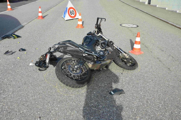 Amden SG – Verkehrsunfall zwischen Auto und Motorrad