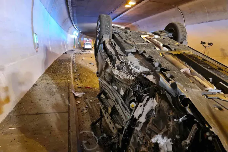 Bad Wildbad - Unfall mit mehreren Verletzten im Meisterntunnel
