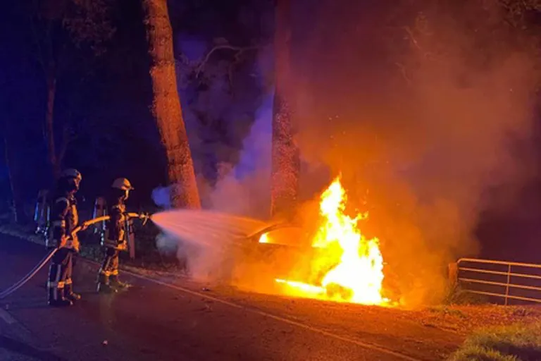 Osterholz-Scharmbeck - Auto kracht gegen Baum und steht lichterloh in Flammen