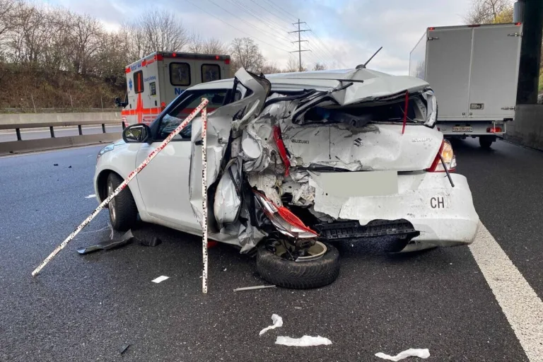 Hünenberg ZG – Sieben Fahrzeuge an Verkehrsunfall beteiligt - Viele Gaffer am Unfallort