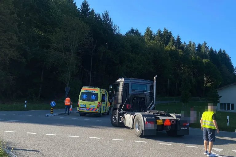 Kestenholz SO - Fahrradlenker nach Unfall schwer verletzt im Spital