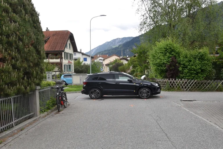 E-Bike-Fahrer kollidiert mit Fahrzeug in Bonaduz GR 