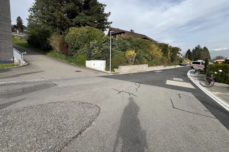 Schmerikon SG - Velofahrerin prallt bei Unfall gegen Frontscheibe eines Autos