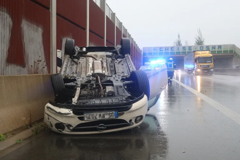 A33 Bielefeld NW – Autofahrerin bei Unfall durch Aquaplaning verletzt